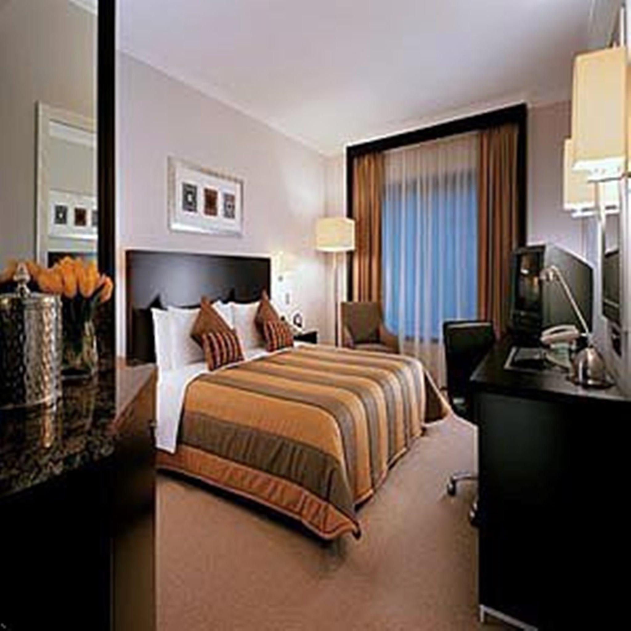Hotel Traders Hotel,