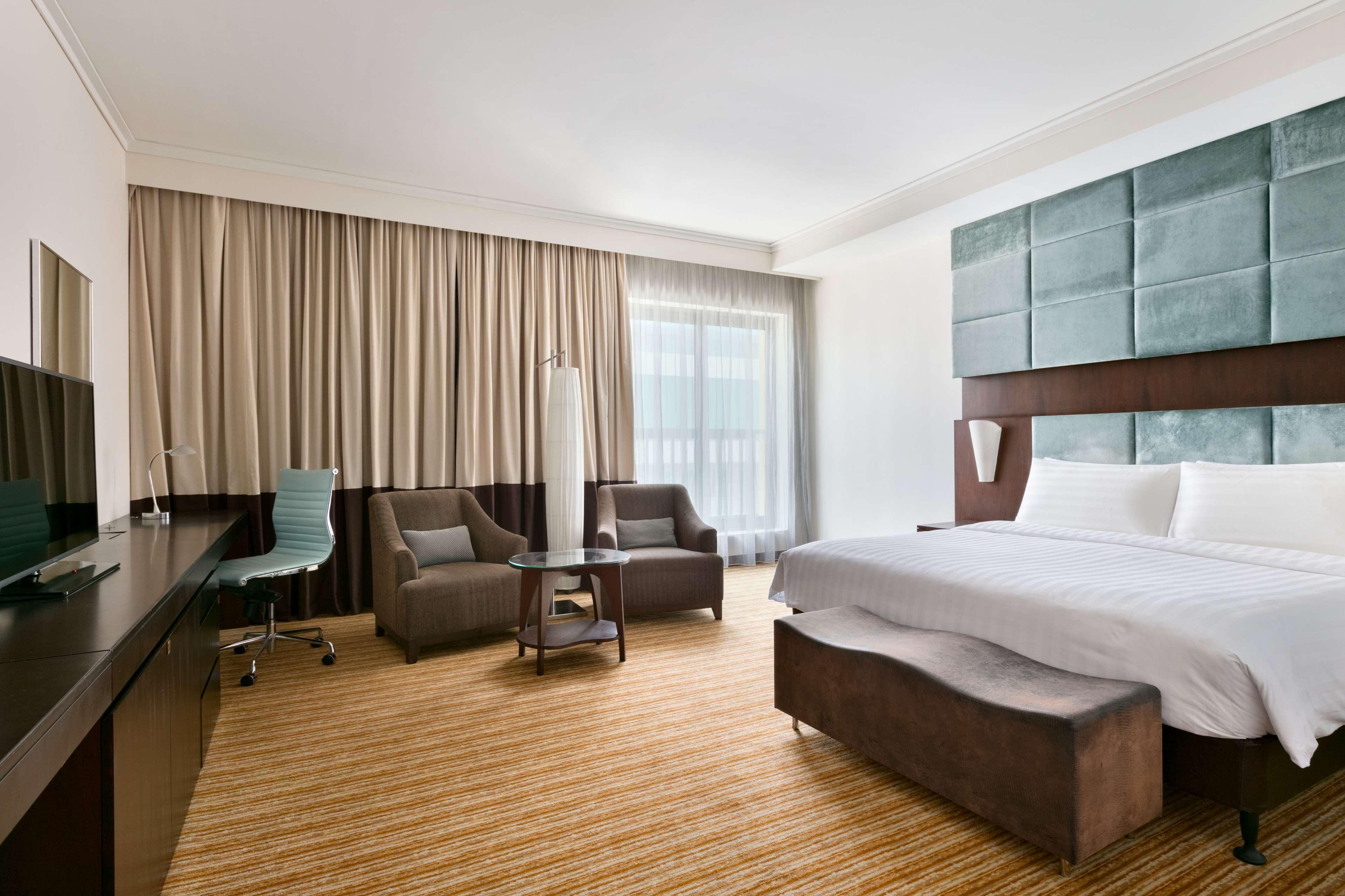 Traders Hotel, 4*