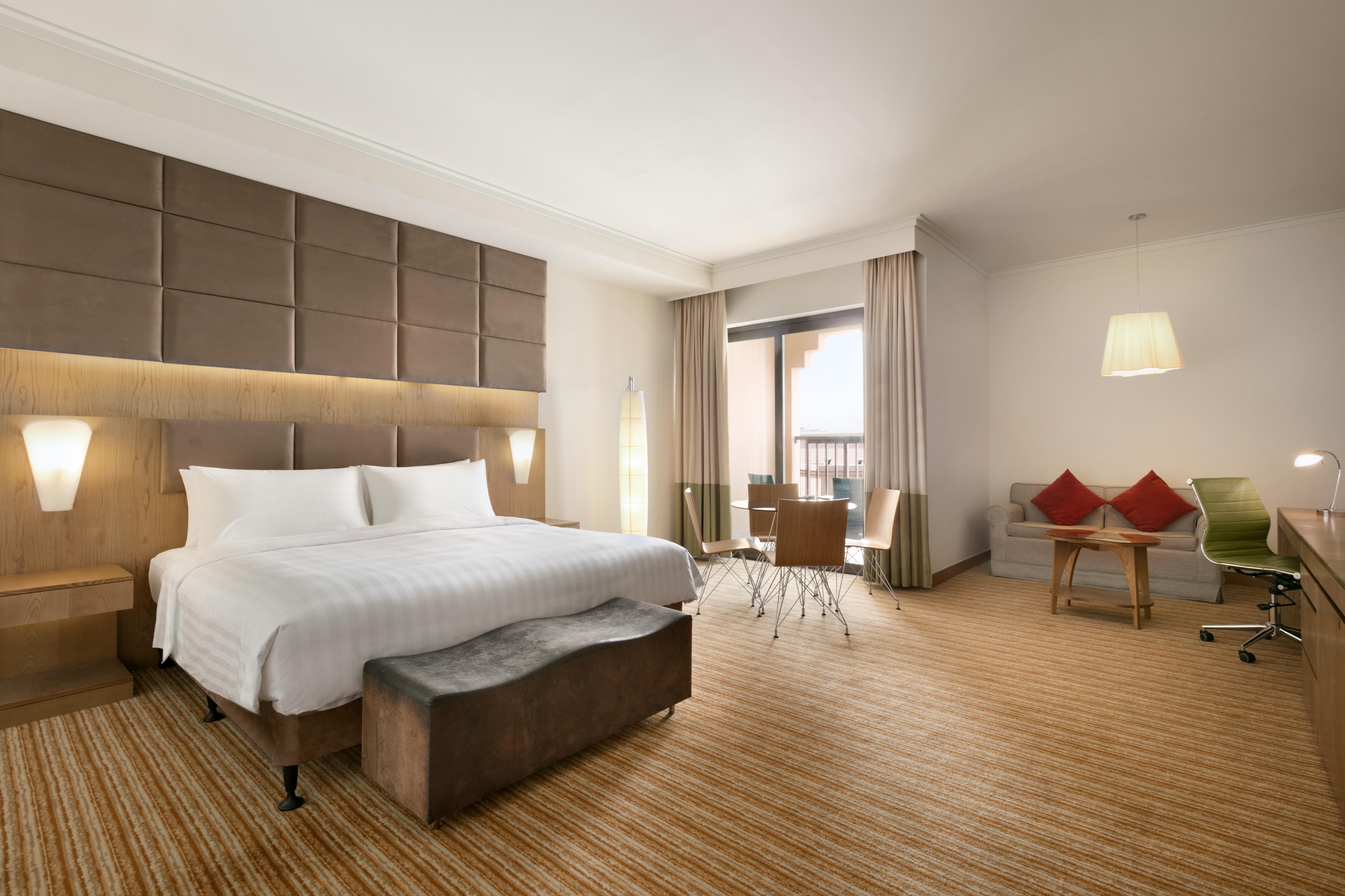 Traders Hotel, 4*